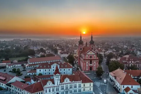 Bazilika ve Staré Boleslavi při východu slunce