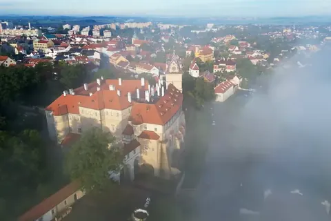 Zámek Brandýs nad Labem v ranní mlze