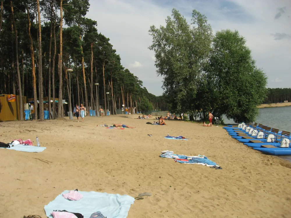 Písečná pláž jezera Lhota s lodičkami