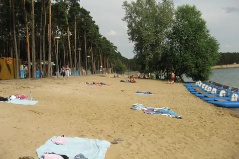 Písečná pláž jezera Lhota s lodičkami
